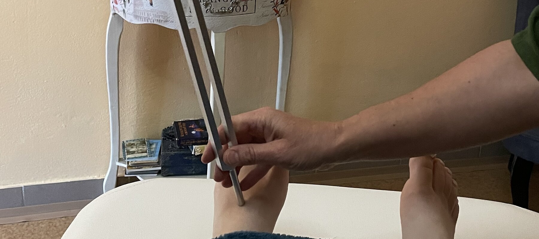 Ladička přiložená na chodidlo – prvky čínské medicíny při ošetření